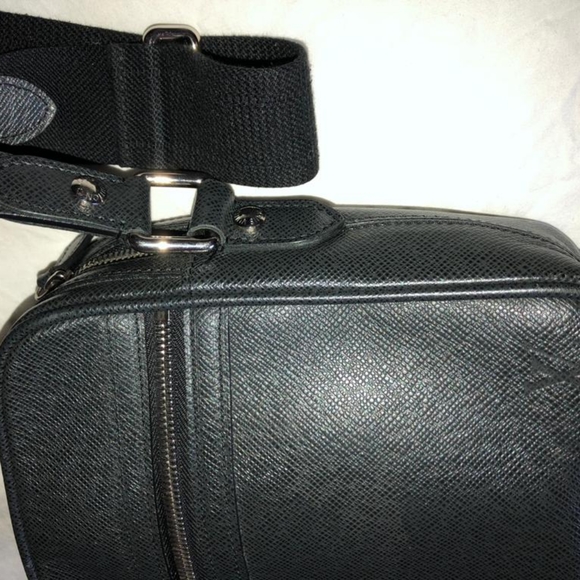 Louise Vuitton Crossbody - Picture 4 of 7